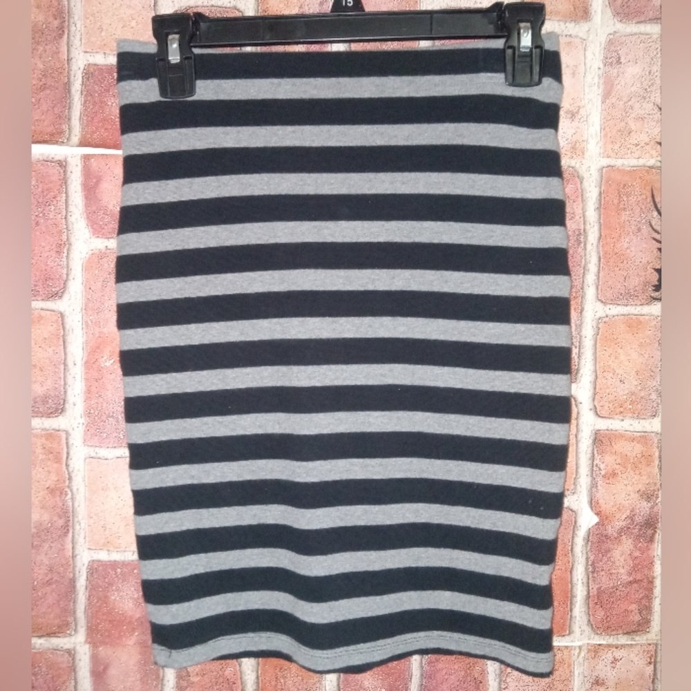 Pre-Owned Forever 21 Bodycon skirt * Wear pics for reference *